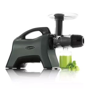 51707GR 02 Omega Juicers MM1500 Gunmetal Seite mit Selleriesaft 1920x1920
